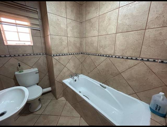 2 BEDROOM PROPERTY TO RENT IN SUMMERFIELDS ESTATE